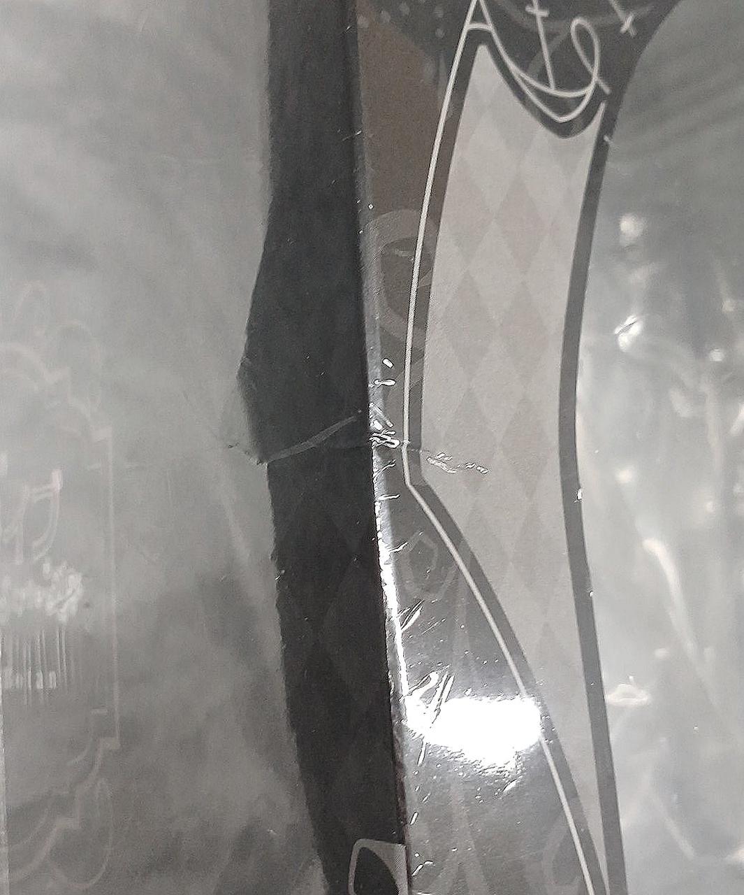 箱左側の中心辺りに少し箱潰れがあります。