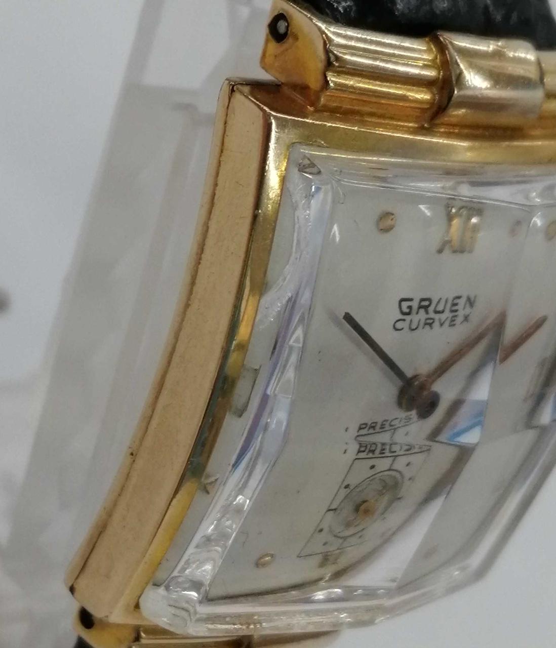 10時方向に傷があります。