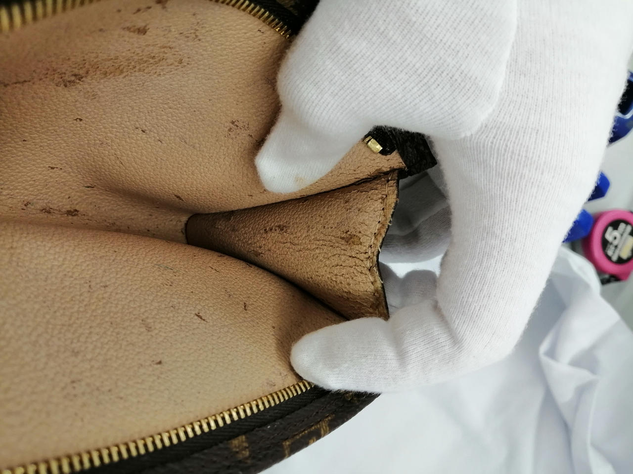 劣化により中から粉が出てきます