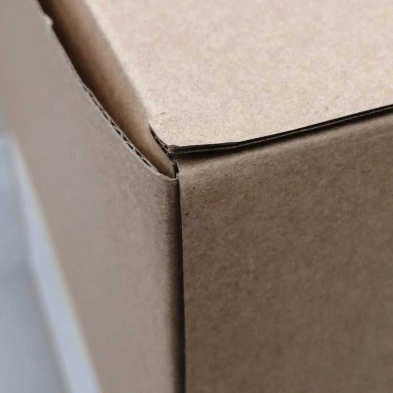 外箱に凹みあります。