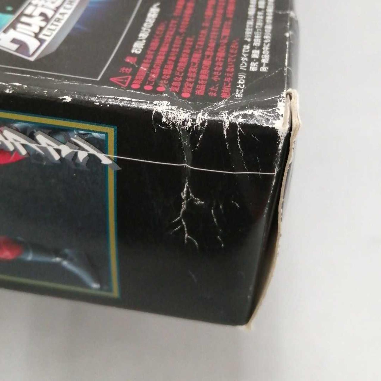 外箱かなりの傷み破れあります