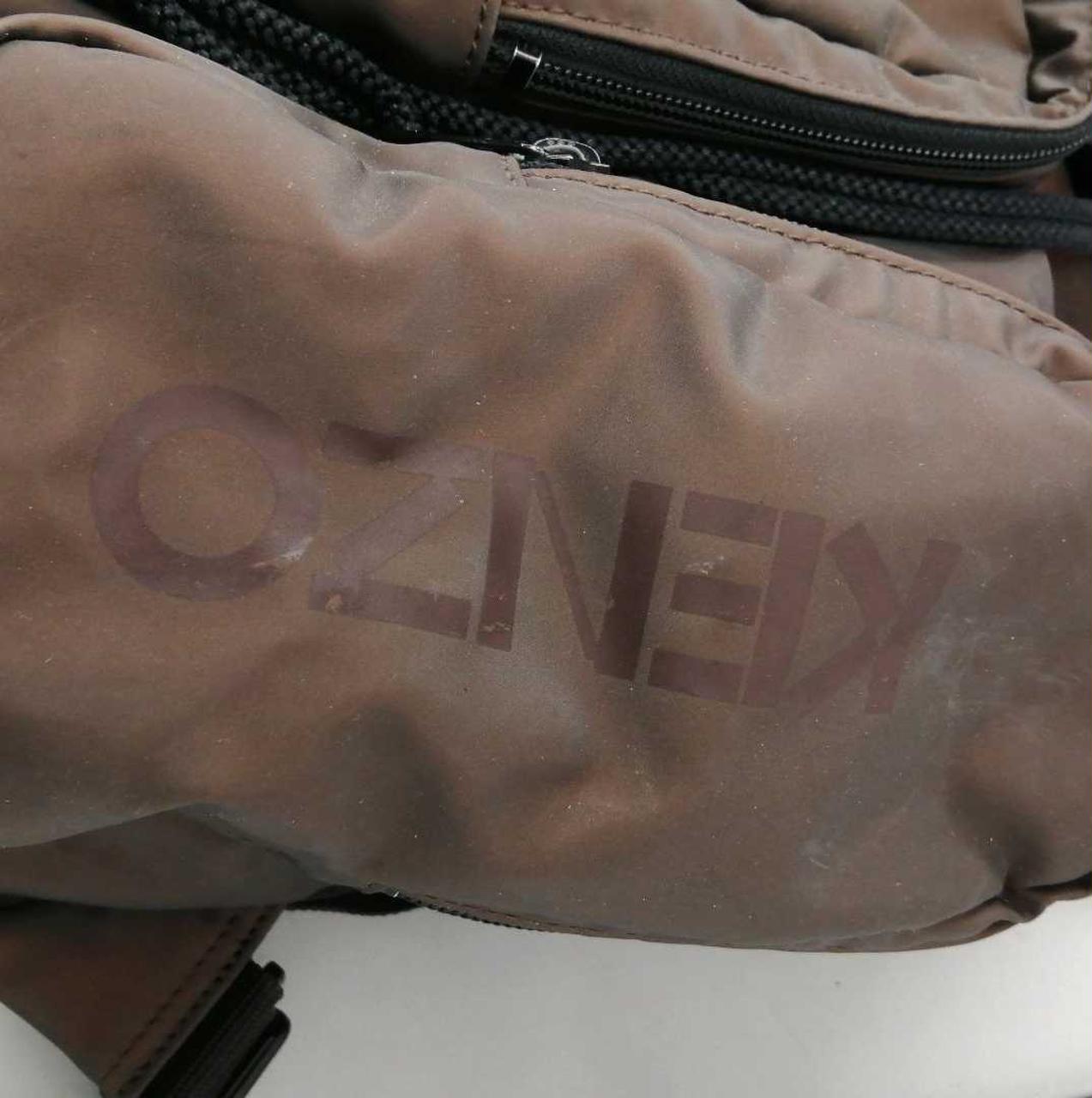 数カ所に白い汚れのようなものあります