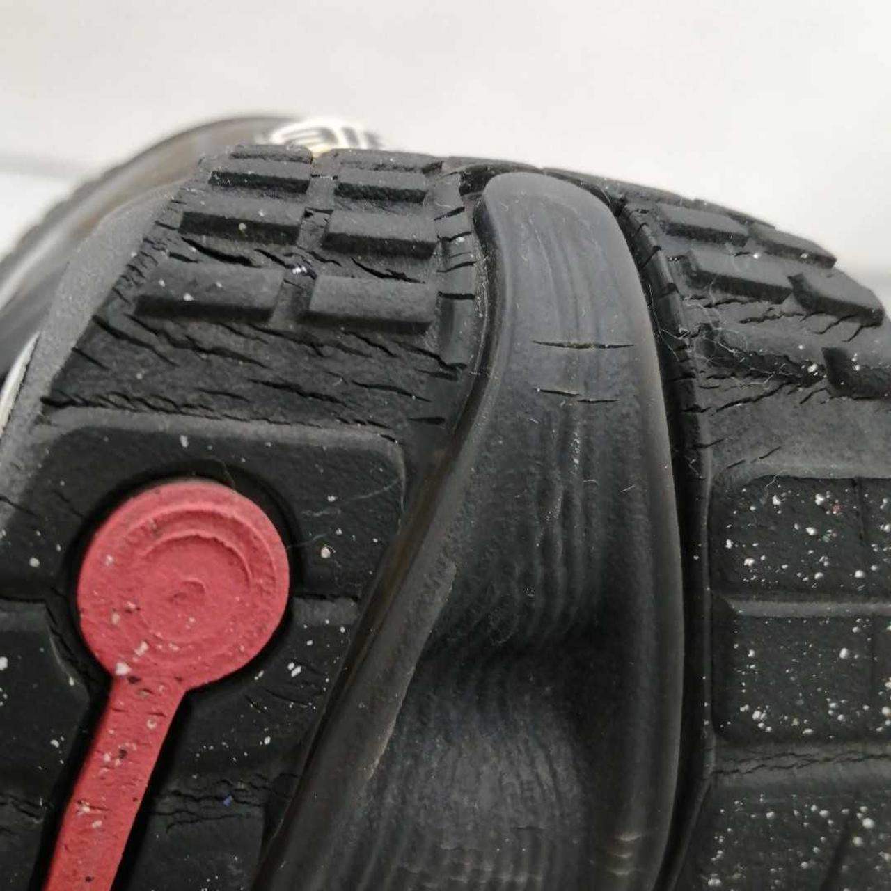 ひび割れてます。