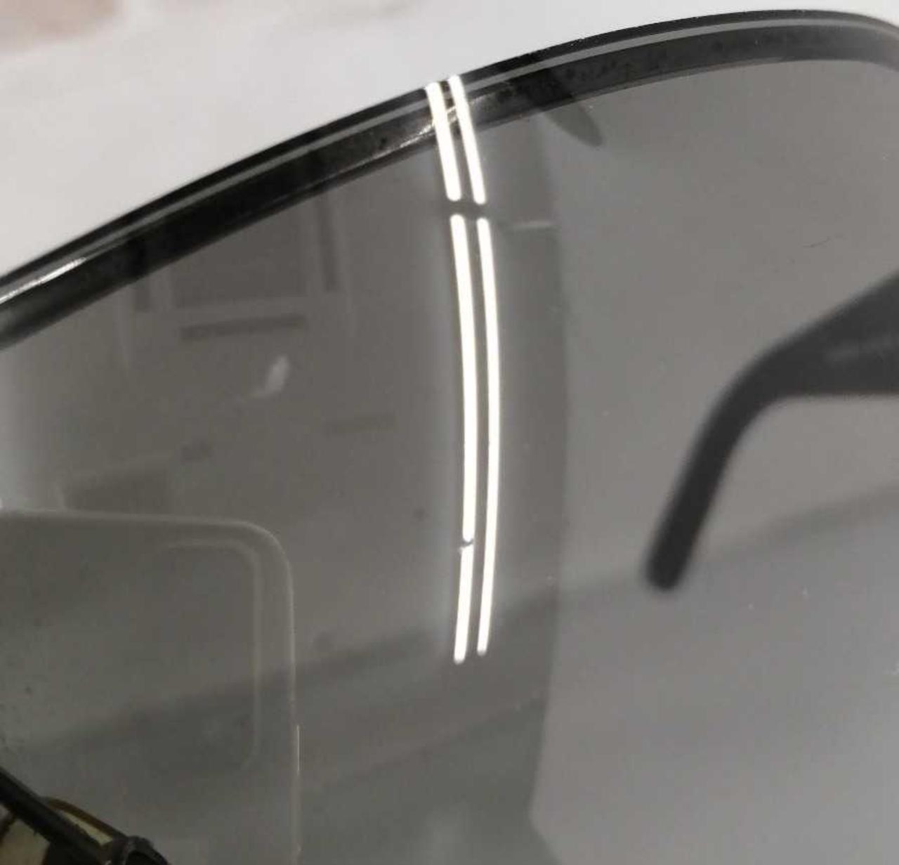 レンズに白い点のキズ