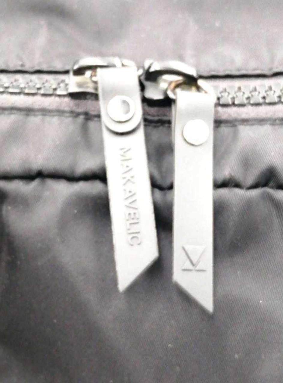 見えにくいですがファスナー金具剥がれあり