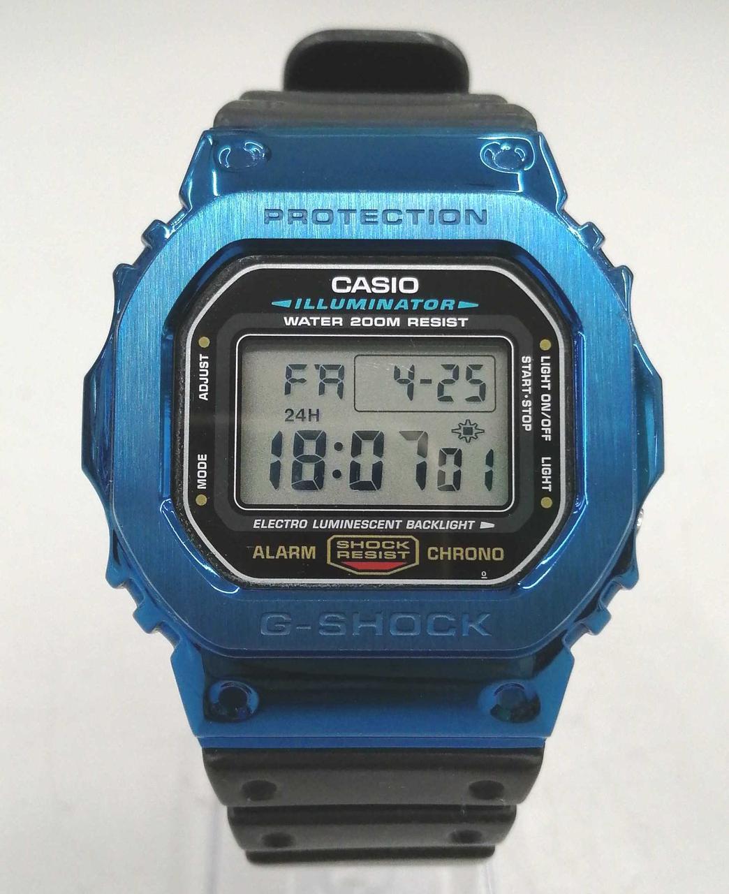 左側リューズ若干沈んでいます。