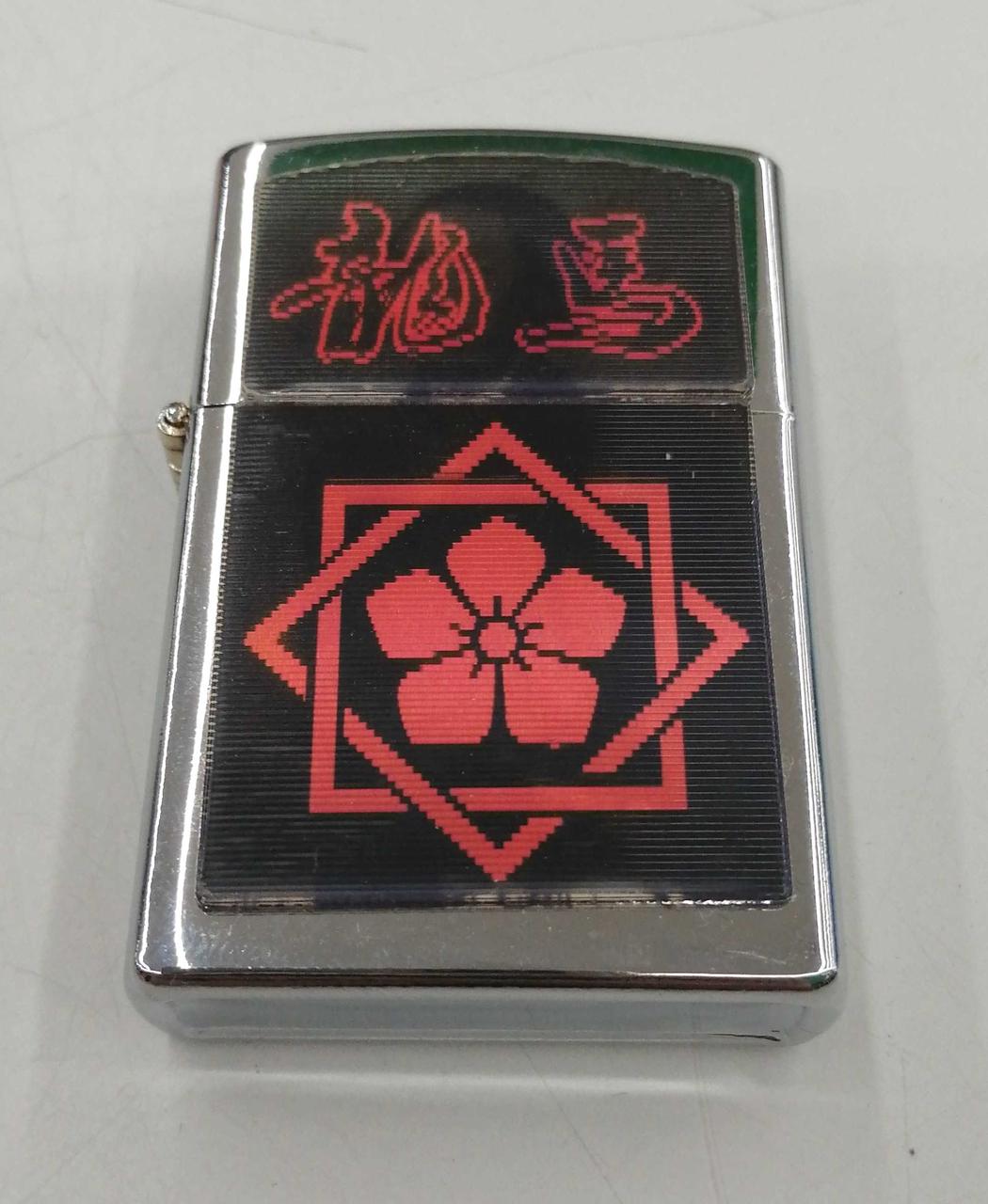 レンチキュラー印刷が施されています。