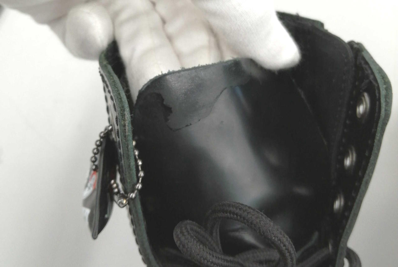 両足共にタンに合皮剥がれあります。