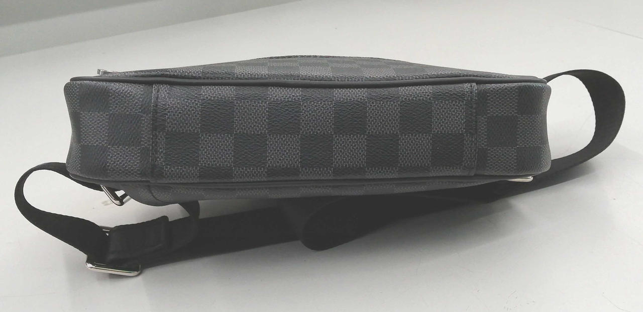 底部目立つ角スレなし。