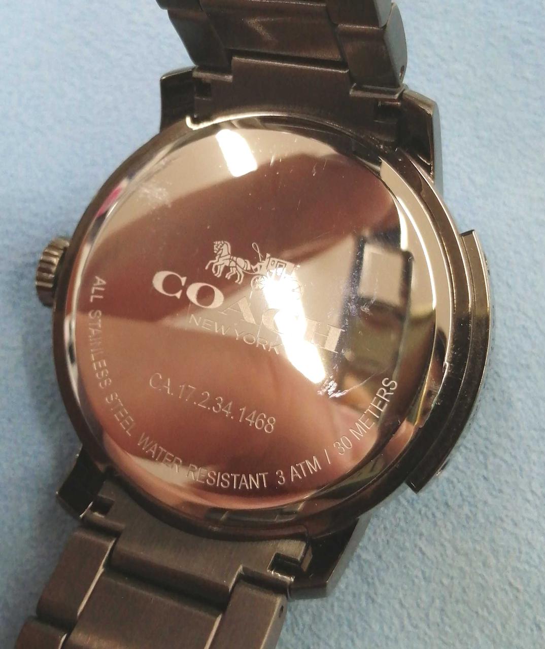 裏蓋に若干の凹みとキズあります。