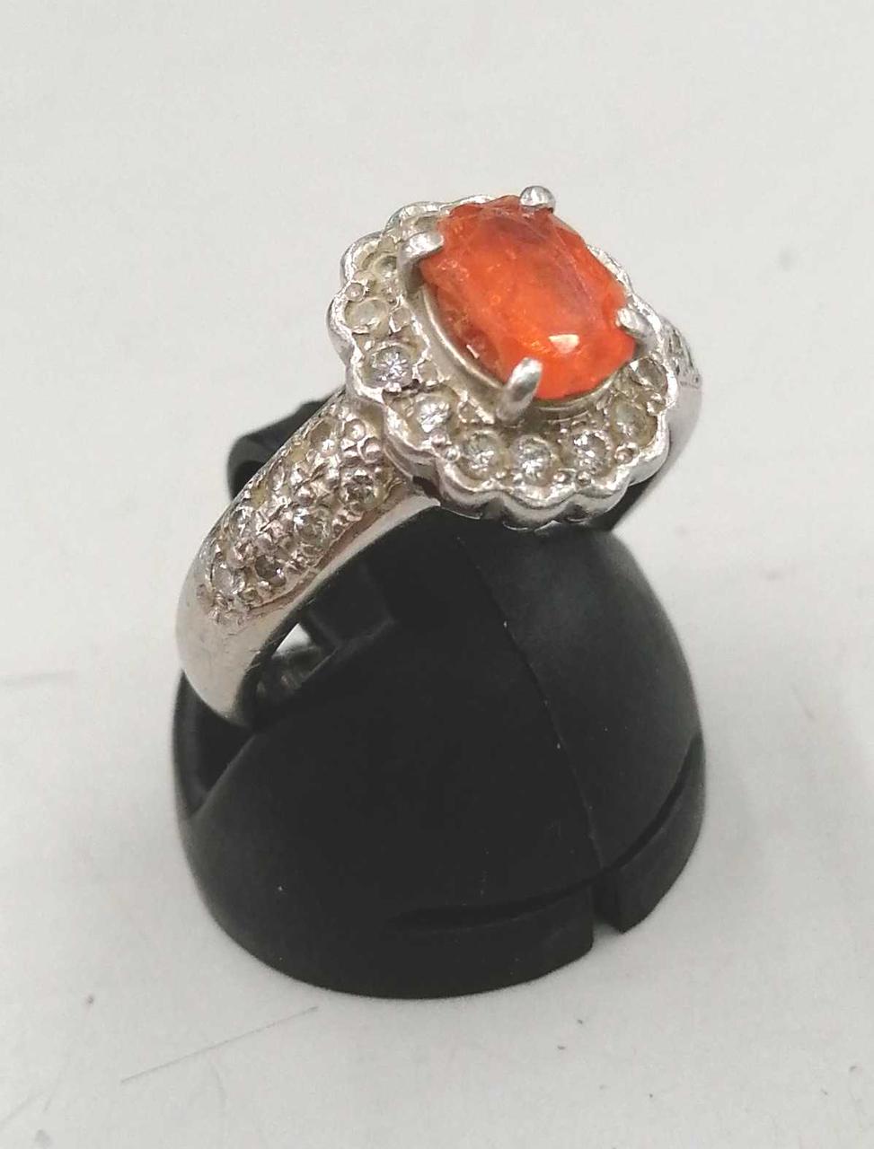 オレンジ石に角割れあります。