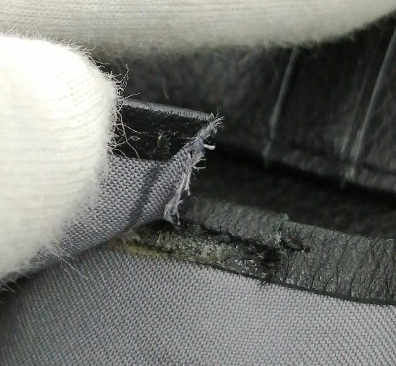 小銭入れ一箇所破れあり