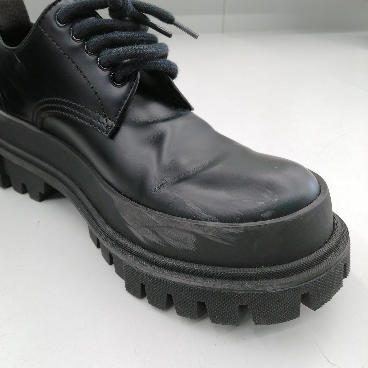 左足内側に擦り傷あります。