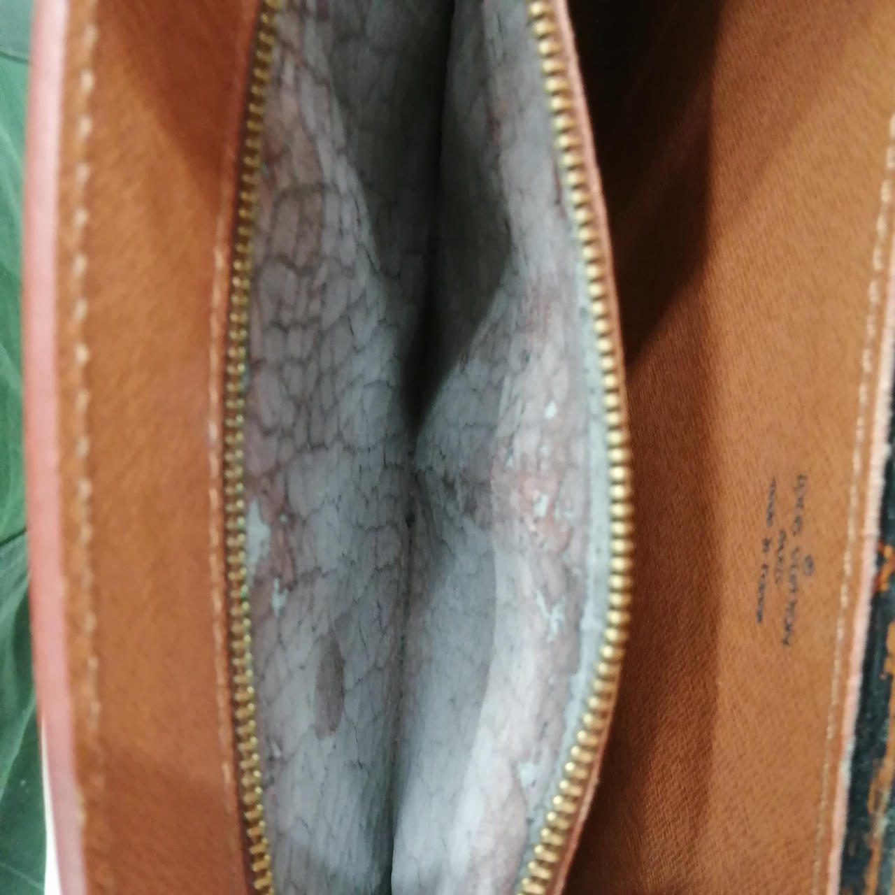 長期保管によるカビあり