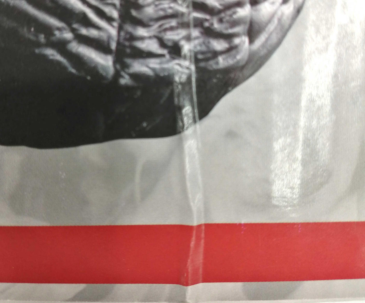 箱に若干のへこみがございます。