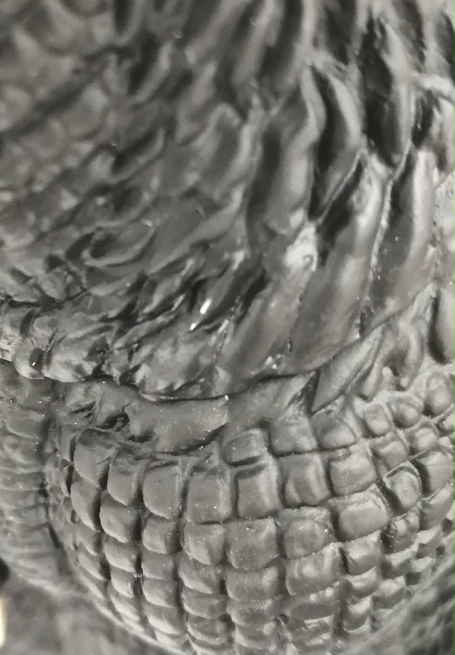 小さな塗装剥げがございます。