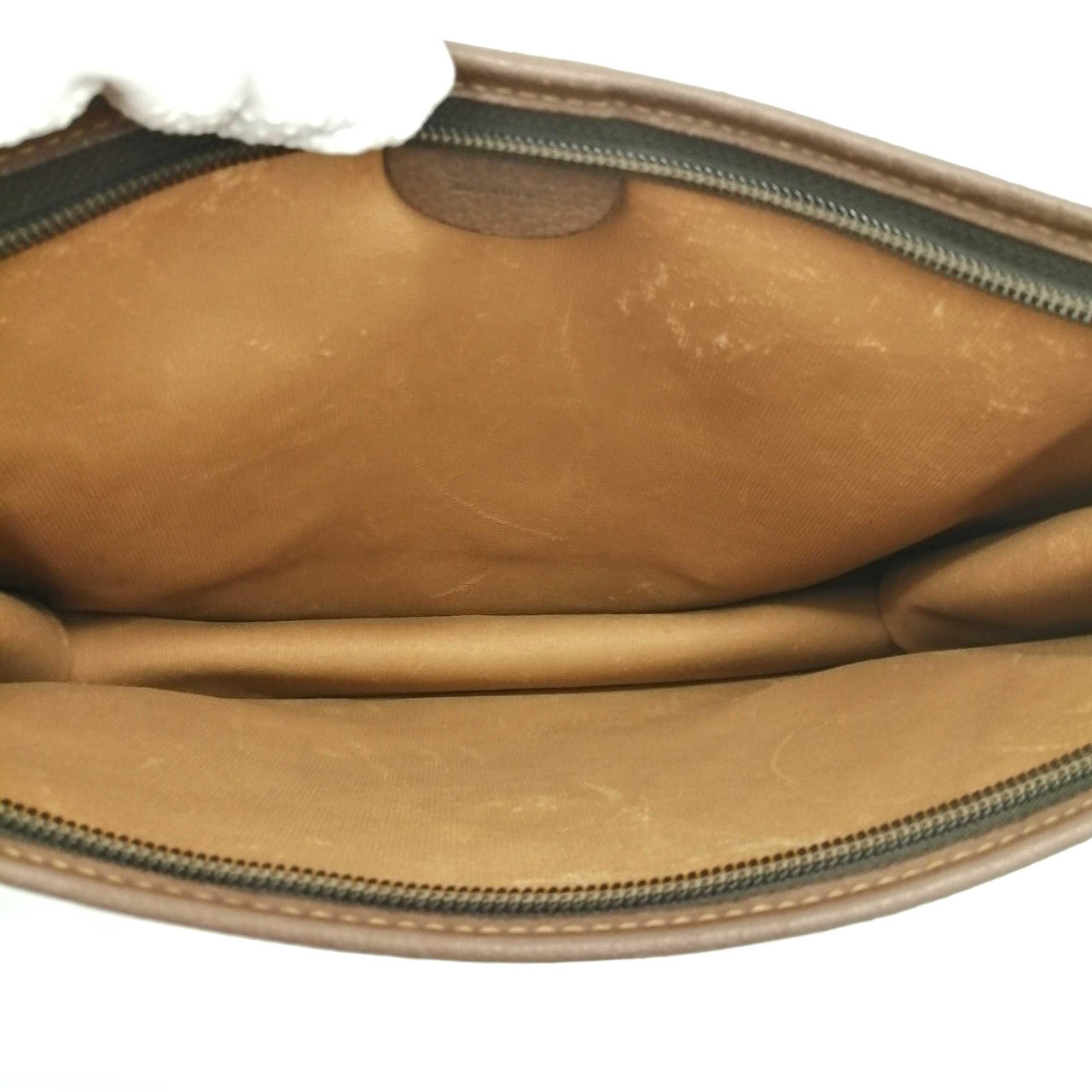 バックの中にキズがございます。