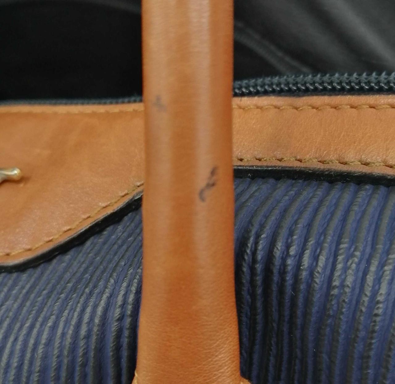 キズがございます。