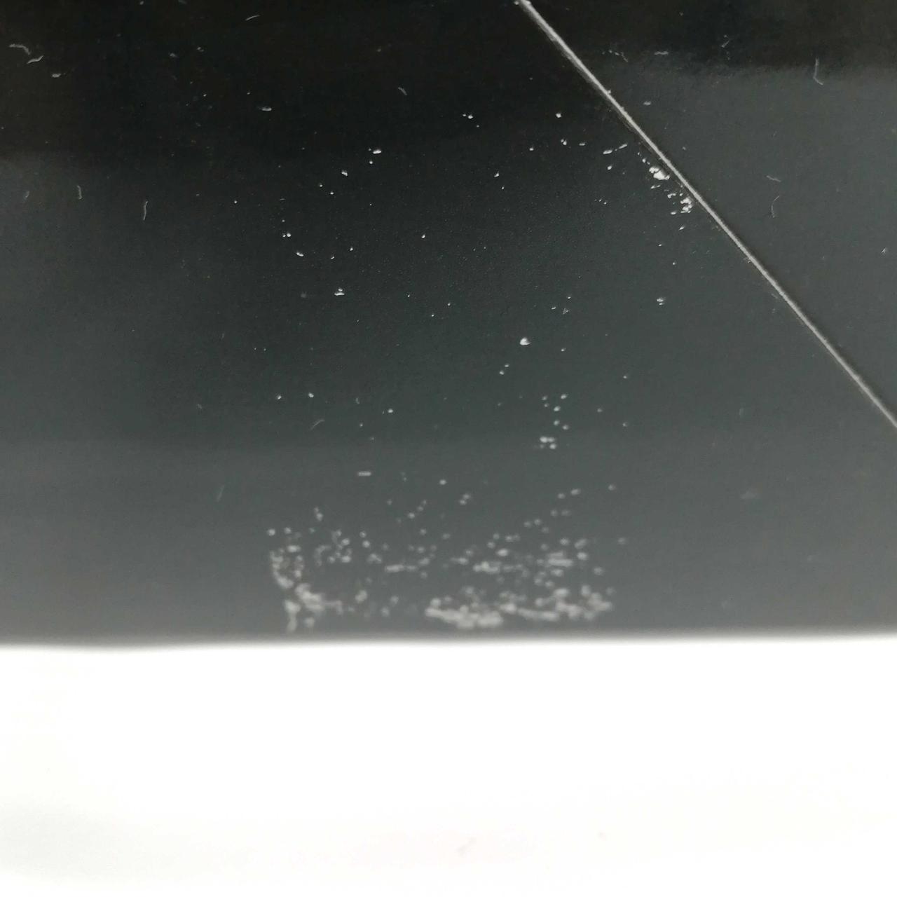 箱にはがし跡がございます。