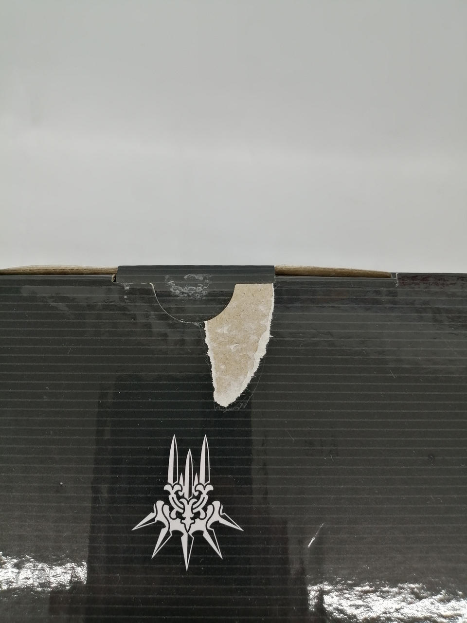 箱上部に傷があります。