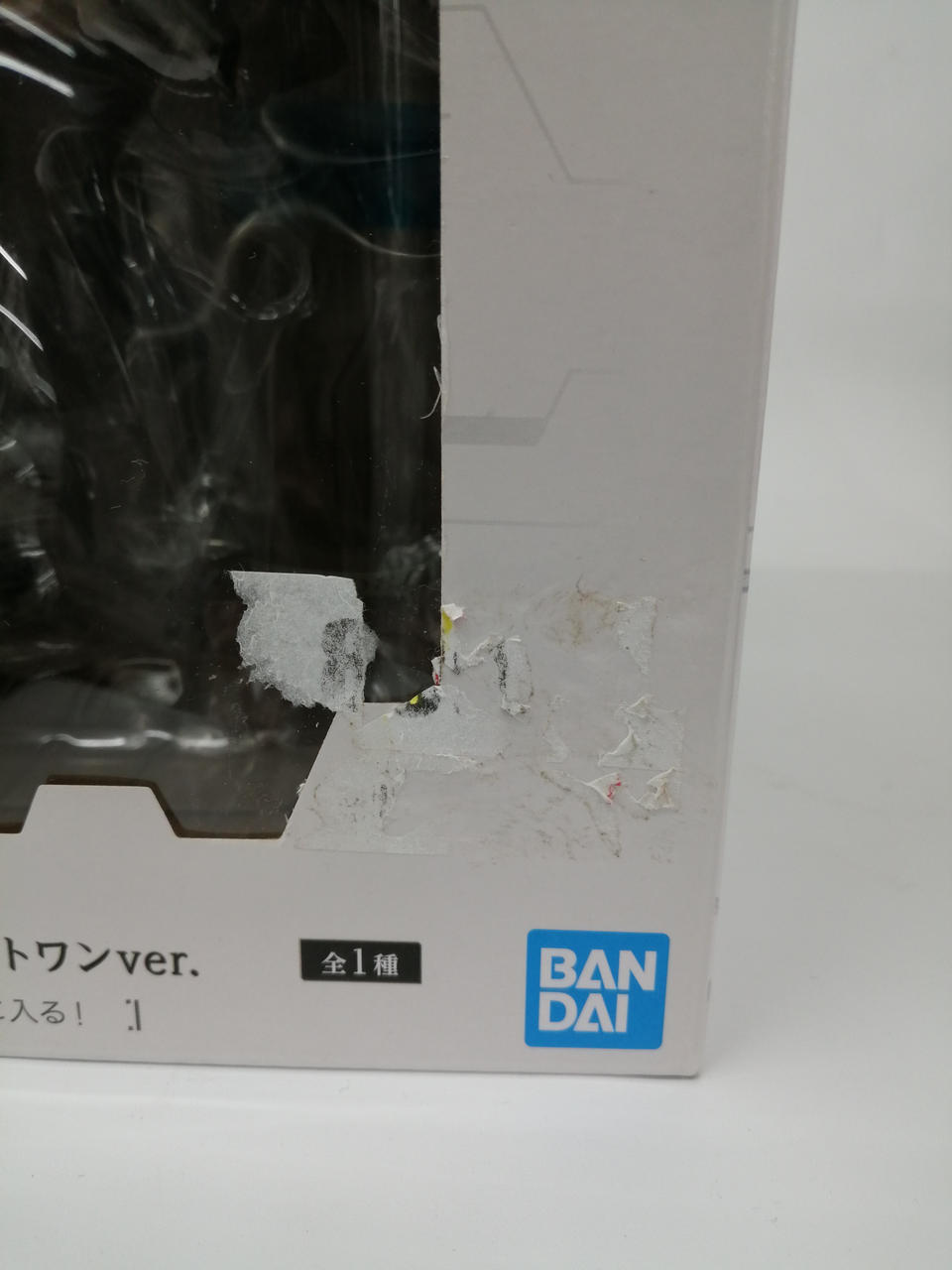 箱前面に傷があります。