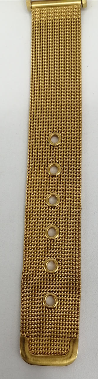 若干のヨレがございます。