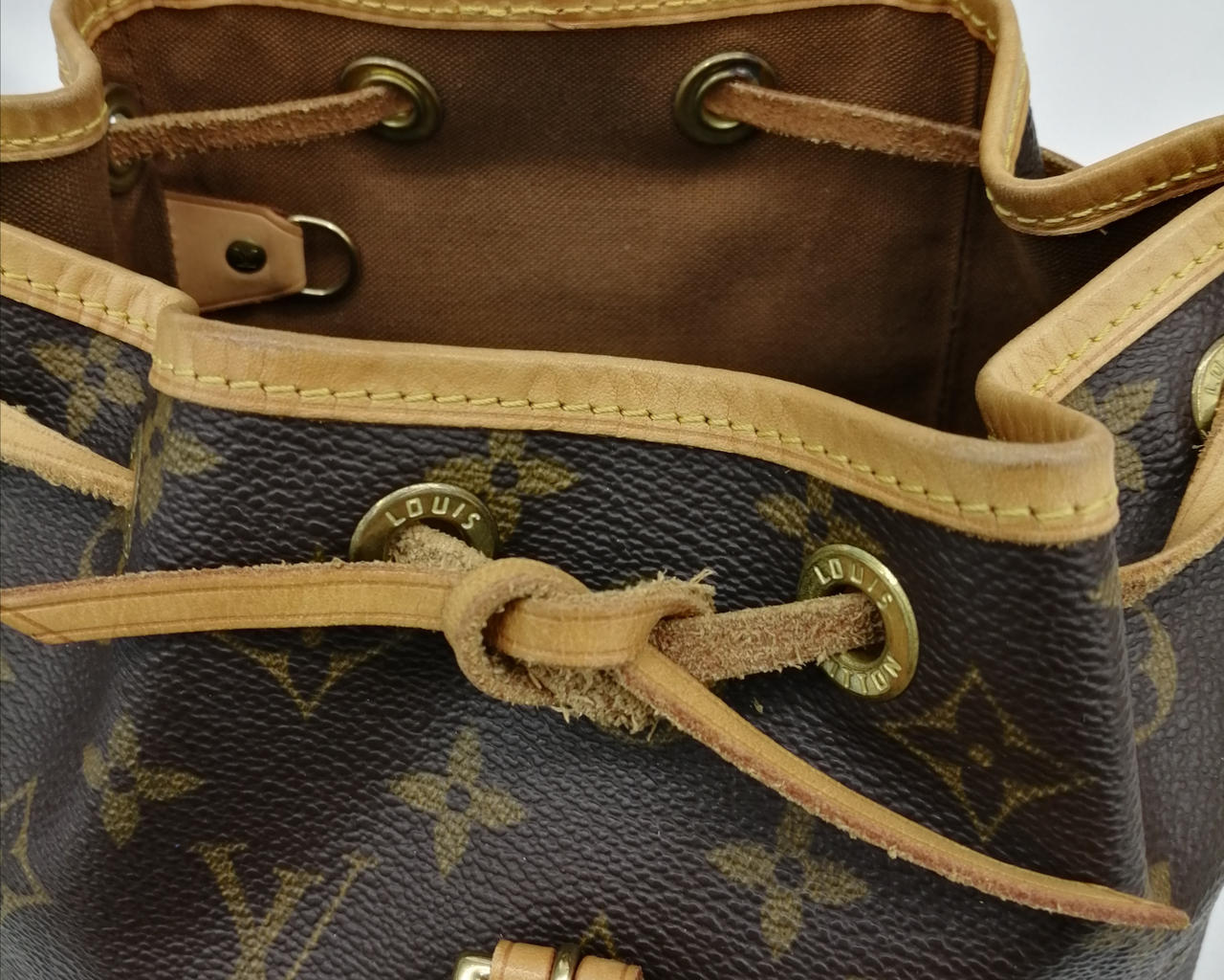 紐が若干ほつれています。