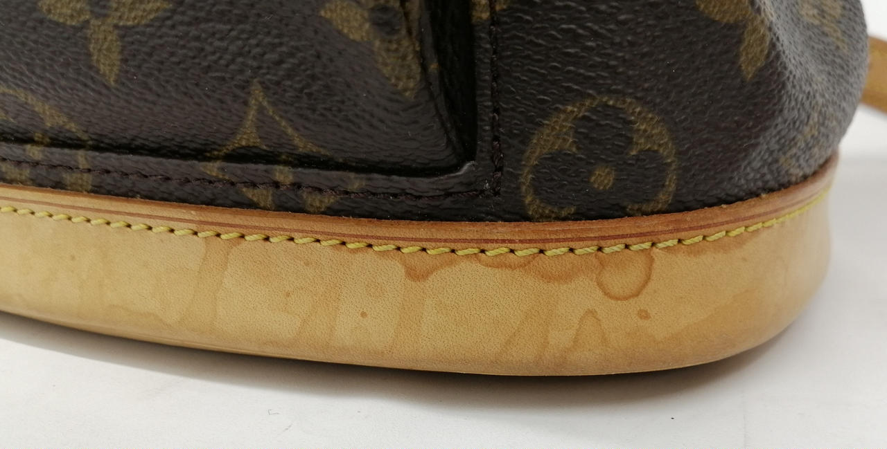 シミがございます。