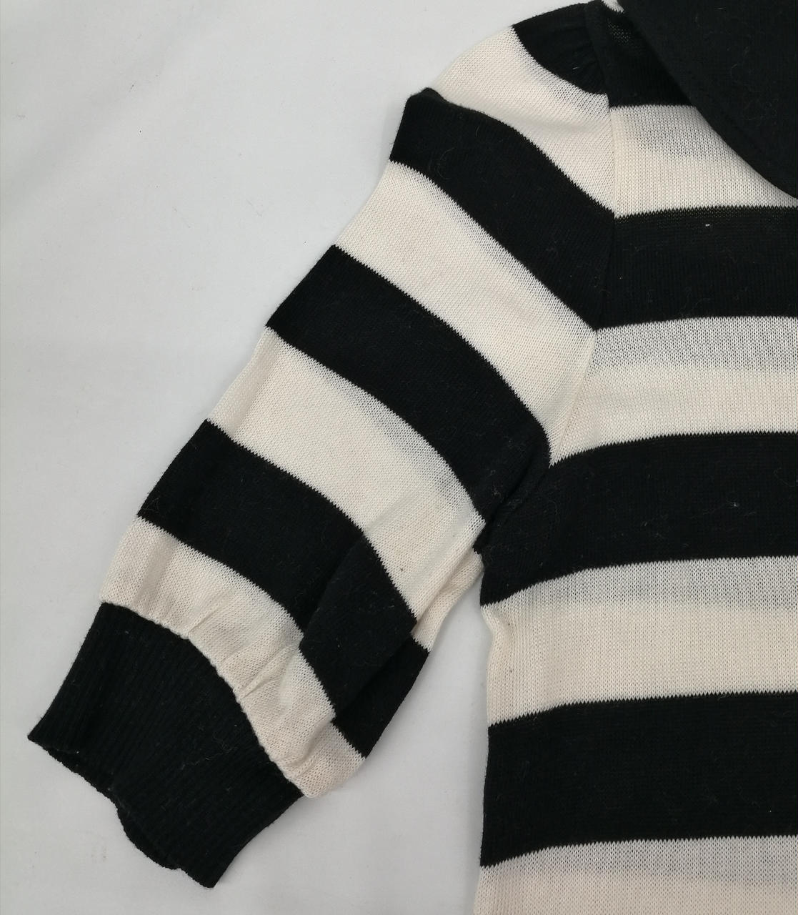 脇に若干毛玉がございます。