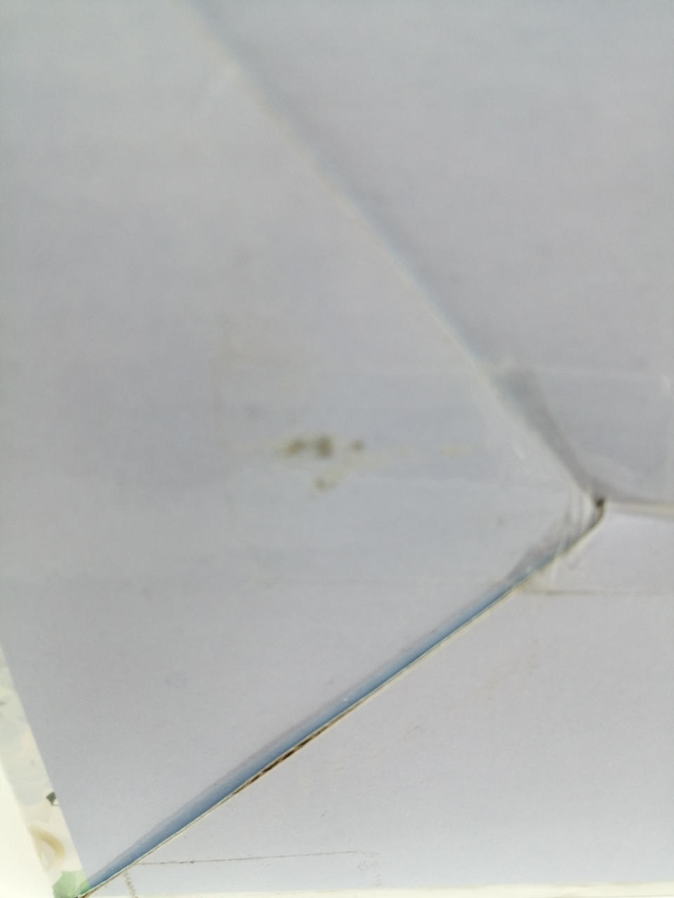 箱の下側にキズがございます。