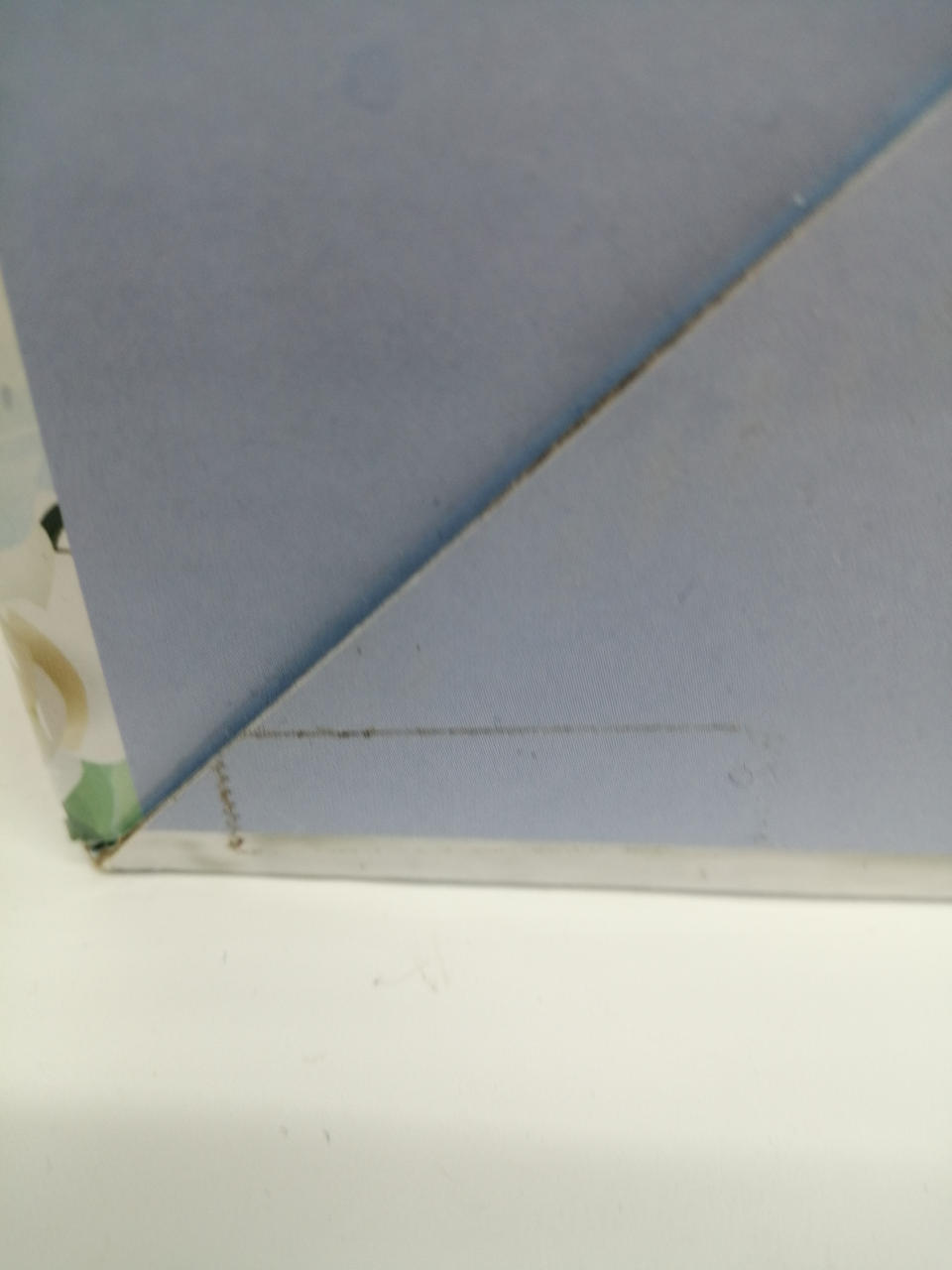 箱の下側にシールのはがし跡があります。