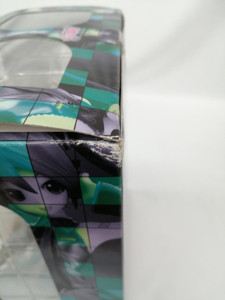 箱の角にキズがございます。