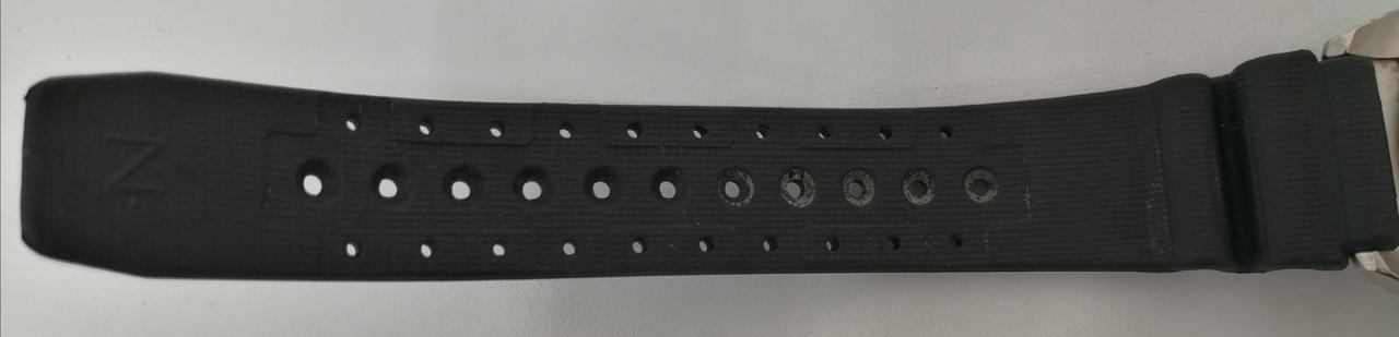 ベルト内側に若干剥がれがございます。