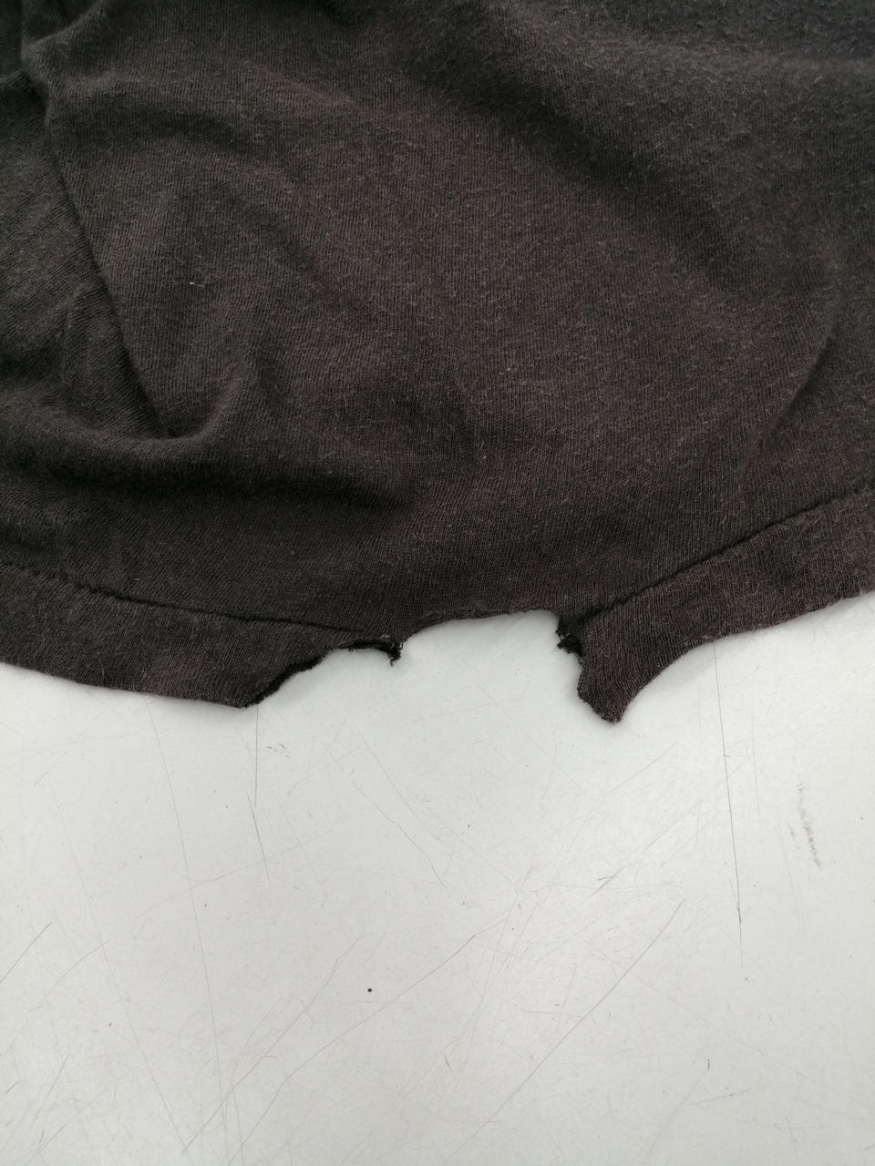 裾に破れあり