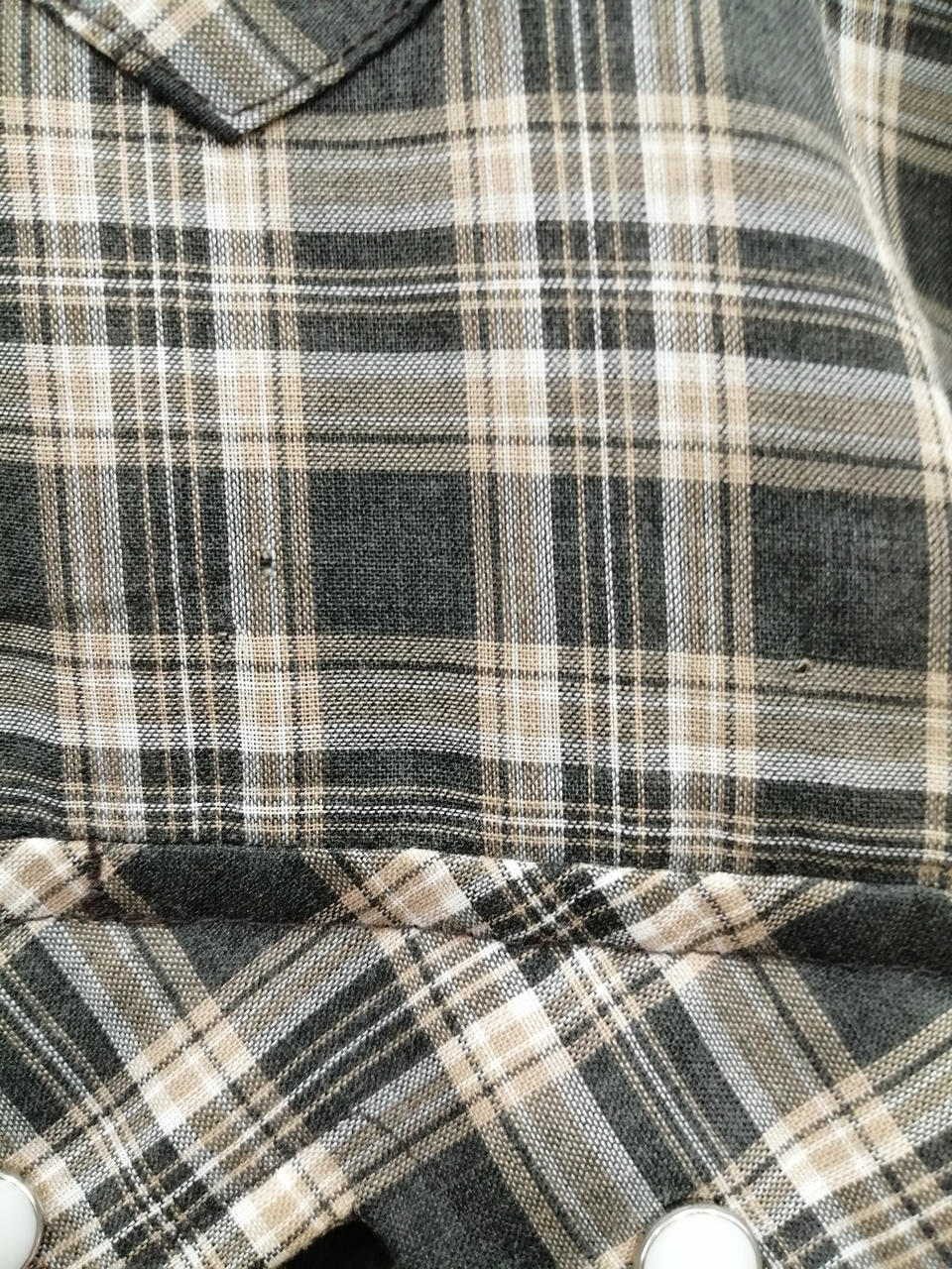 左胸ポケット上に小さなほつれあります