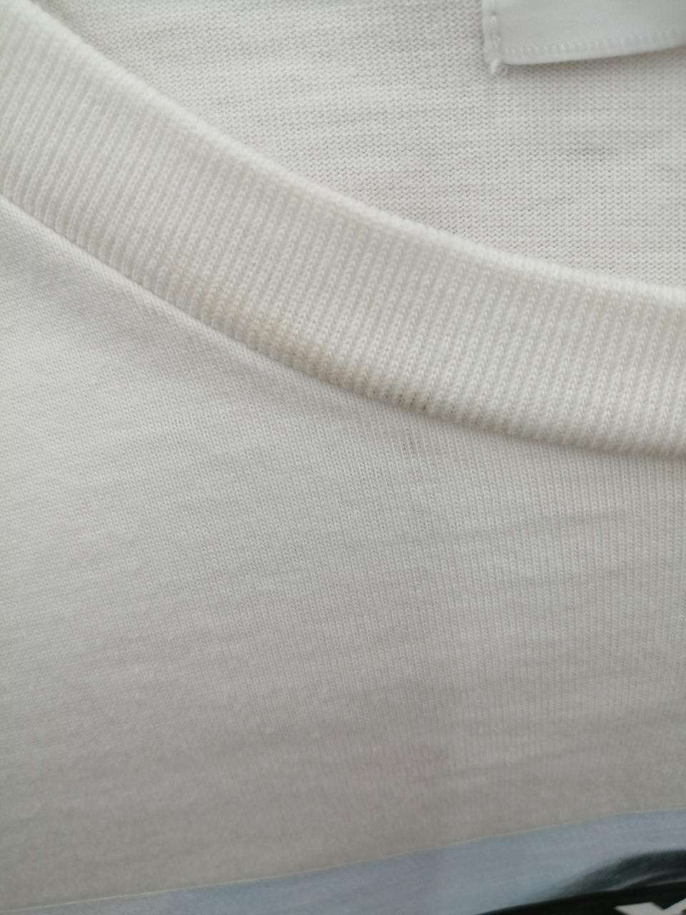 襟元に汚れがございます