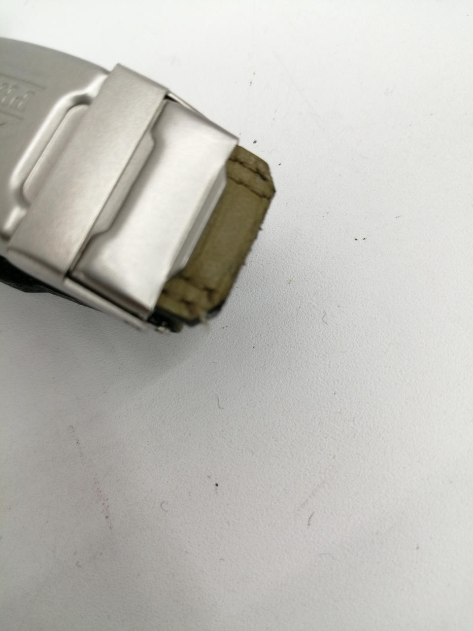 ベルト部分にホツレがあります。