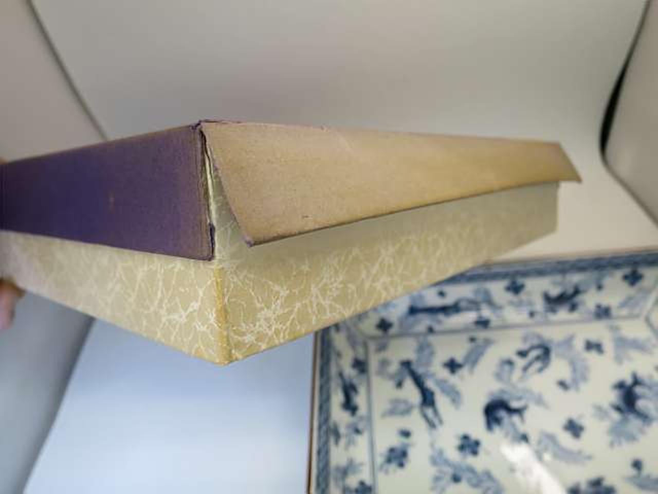 箱に焼け・破れ・シミあります。