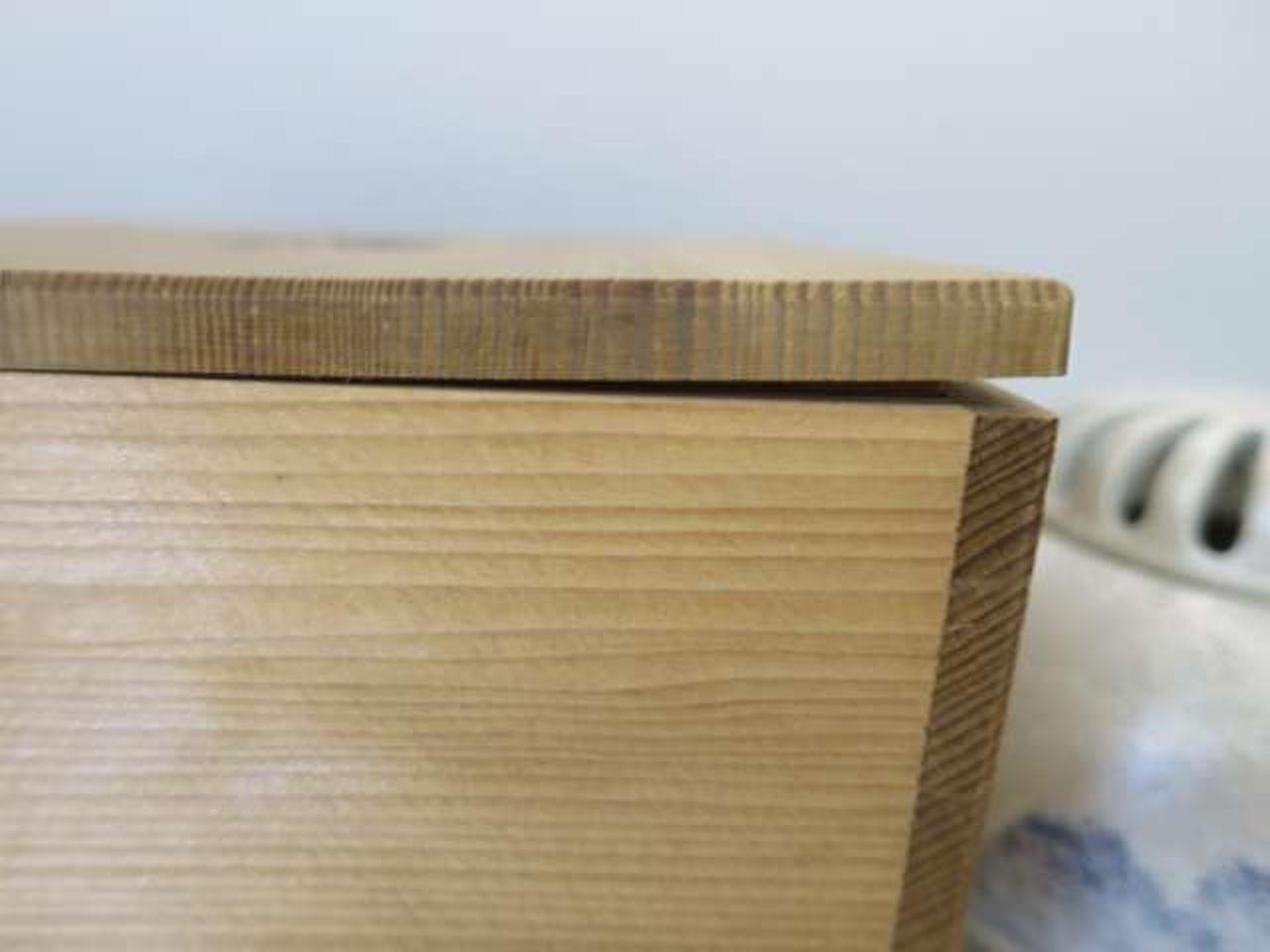 箱蓋に反りあります。