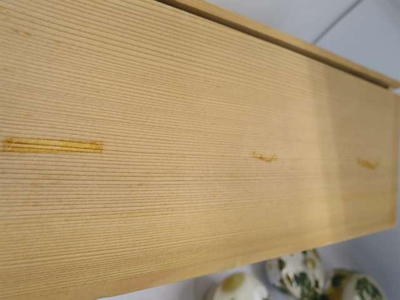 箱にテープ痕あります。