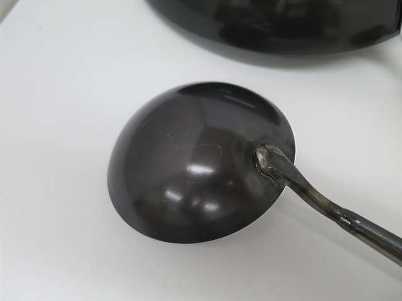 お玉の裏側に擦り傷あります。