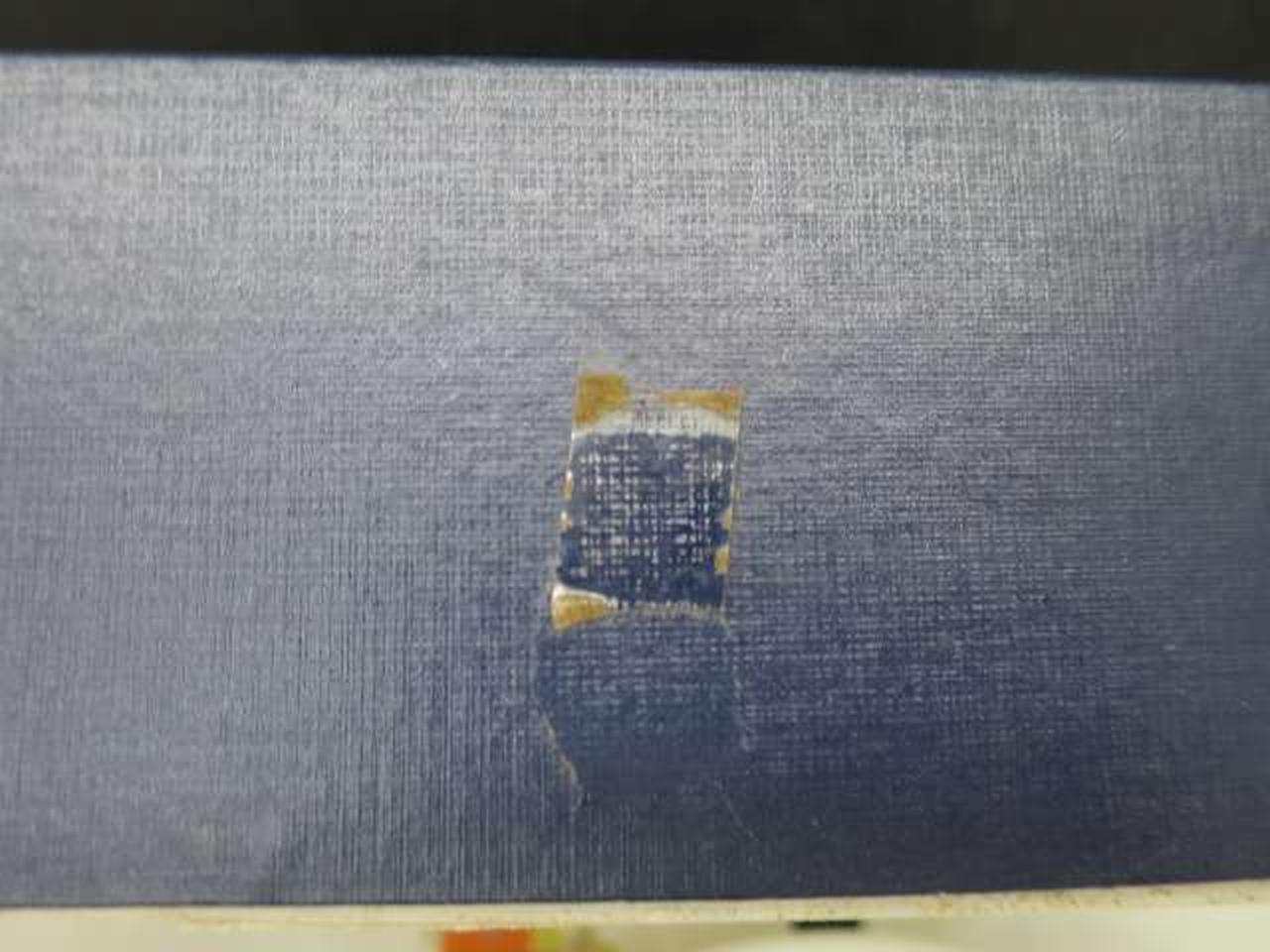 箱にテープ痕あります。