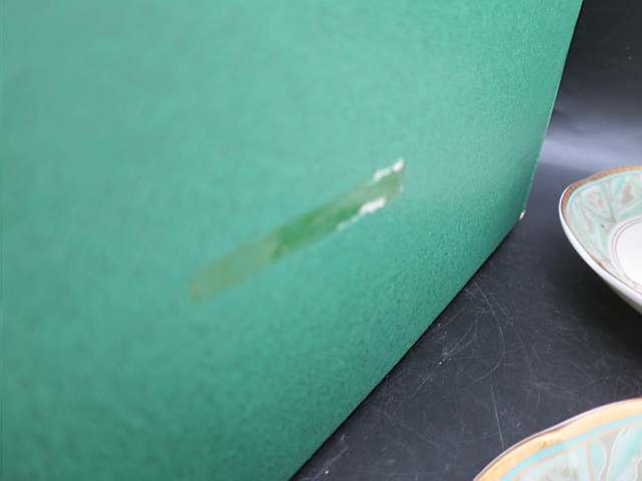 箱にテープ痕あります。