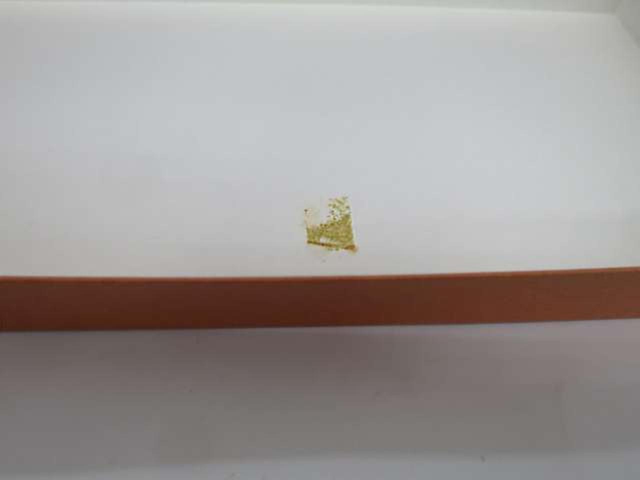 箱ふた裏にテープ痕あります。