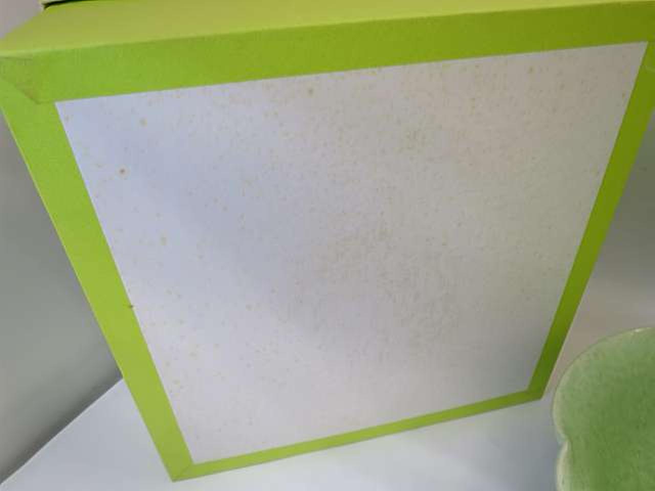 箱にシミあります。