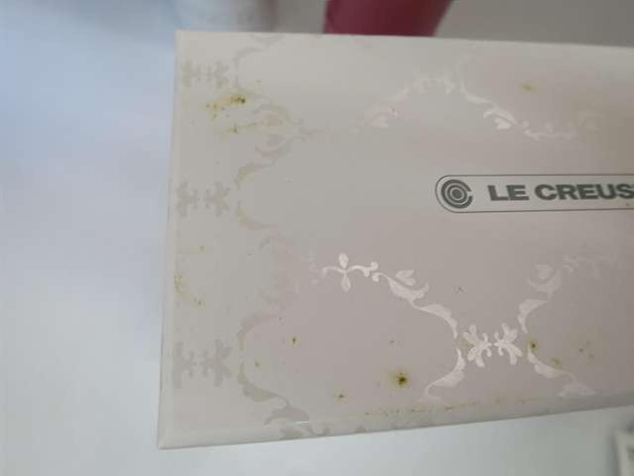 箱にシミあります。