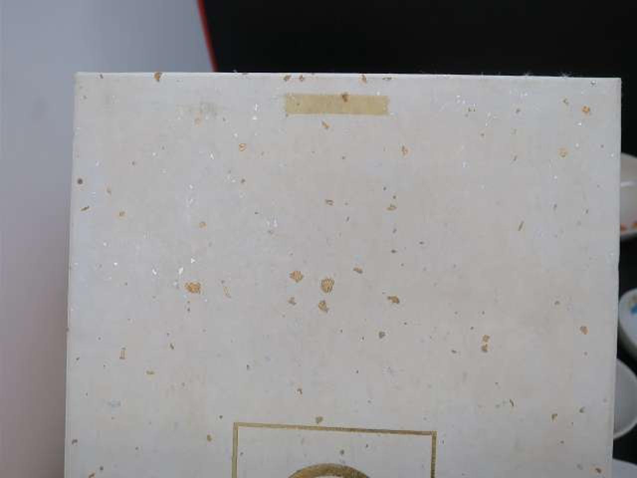 箱にテープ痕あります。