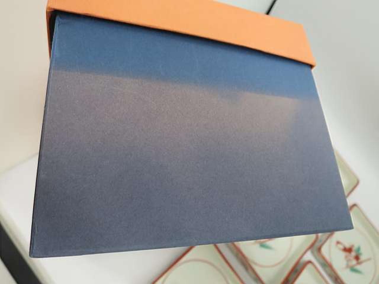 箱に色焼けあります。