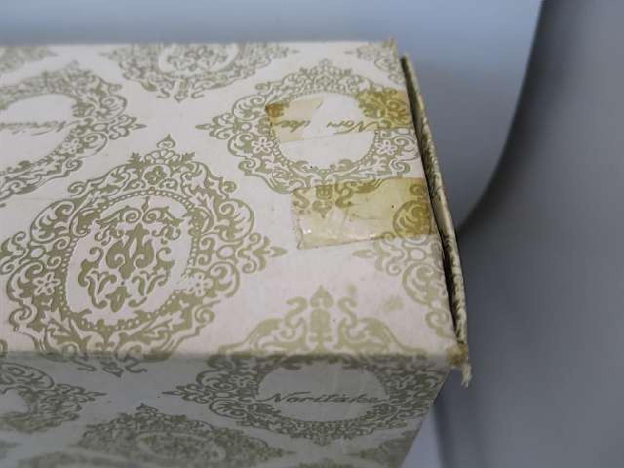 箱にテープ痕あります。