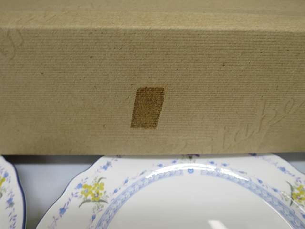 箱にテープ痕あります。